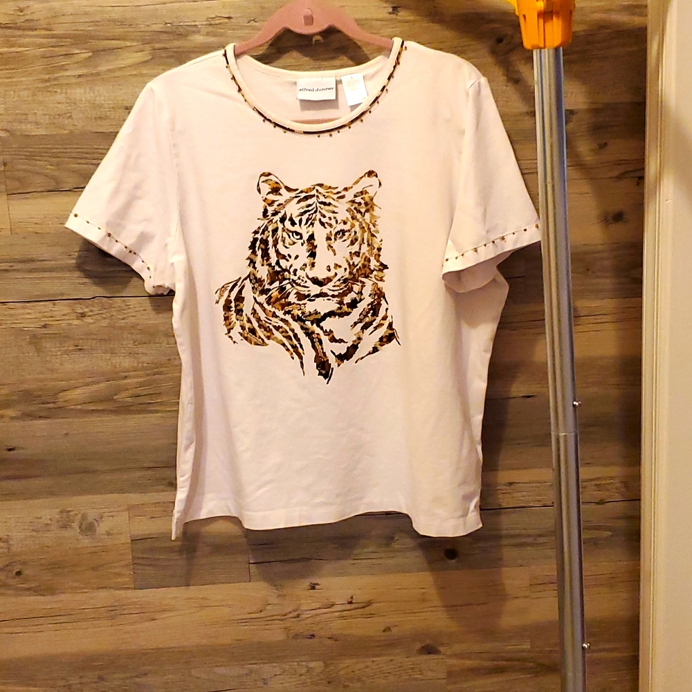 Alfred Dunner short sleeve shirt with tiger on front.